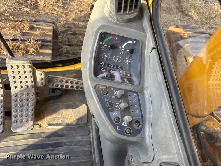 image for item FB3520 1997 John Deere 120 excavator