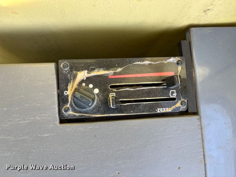 image for item FB3520 1997 John Deere 120 excavator