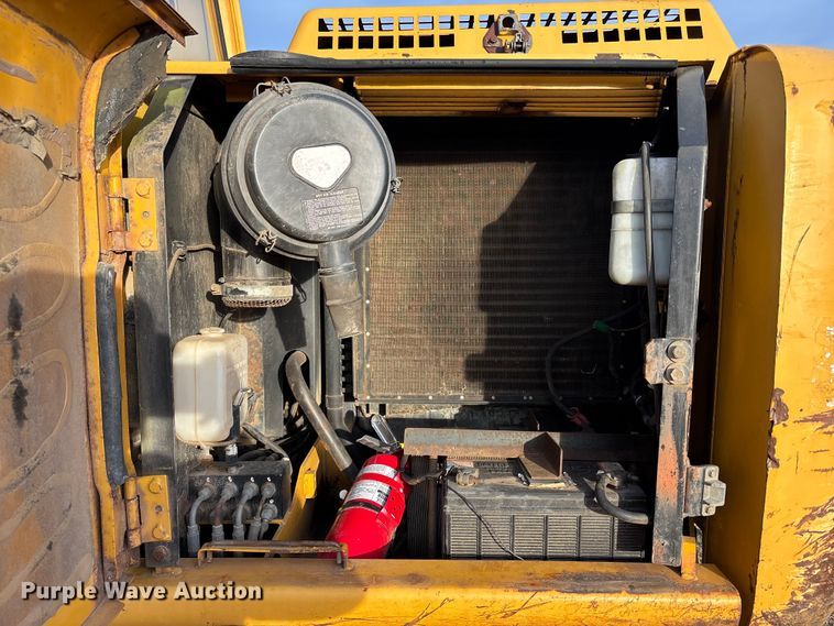 image for item FB3520 1997 John Deere 120 excavator