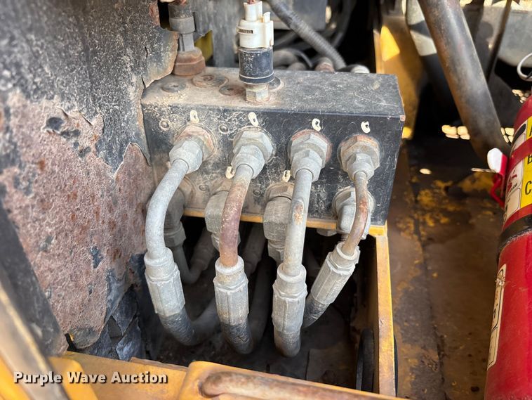 image for item FB3520 1997 John Deere 120 excavator