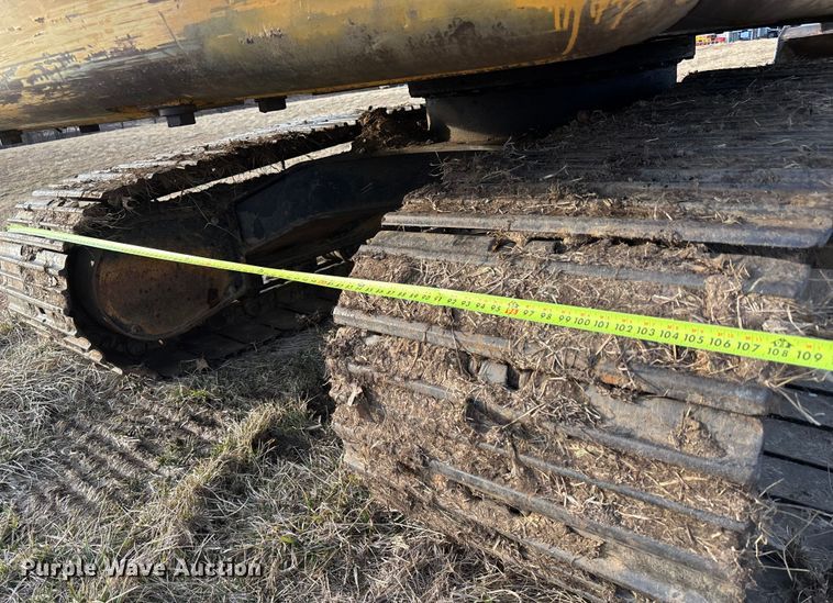 image for item FB3520 1997 John Deere 120 excavator