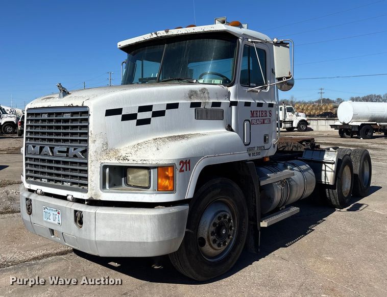 image for item FC1610 1990 Mack CH613 semi truck