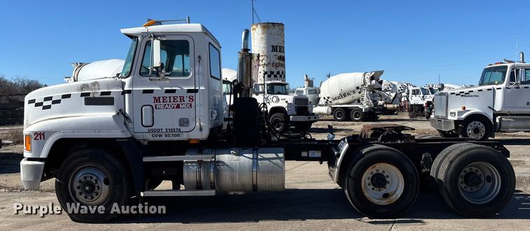 image for item FC1610 1990 Mack CH613 semi truck