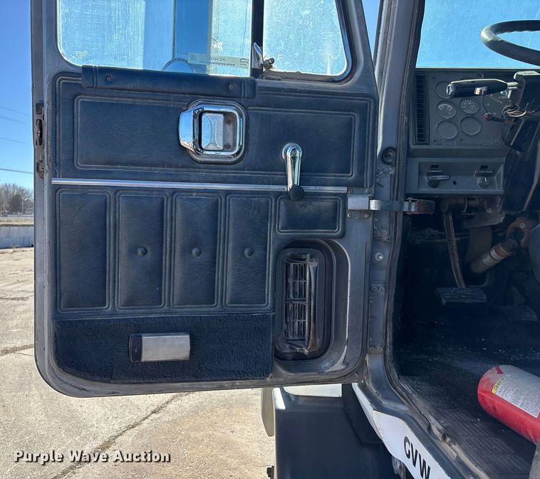 image for item FC1610 1990 Mack CH613 semi truck