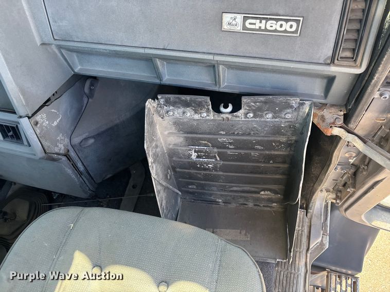 image for item FC1610 1990 Mack CH613 semi truck