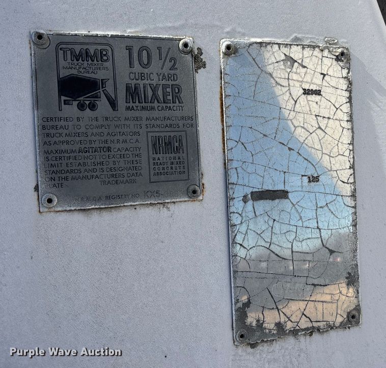 image for item FC1611 1994 International F-2574 ready mix truck