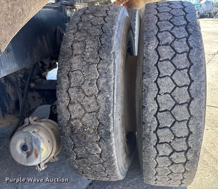 image for item FC1611 1994 International F-2574 ready mix truck