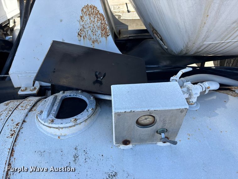 image for item FC1612 1995 Ford LT8000 ready mix truck