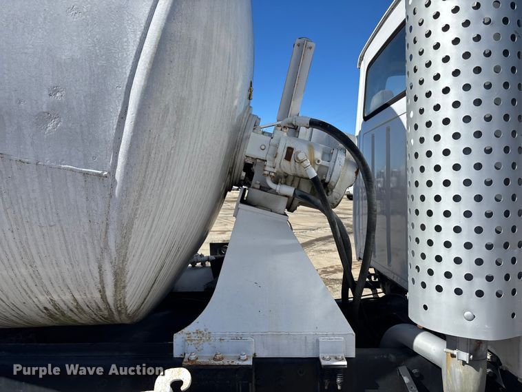 image for item FC1612 1995 Ford LT8000 ready mix truck