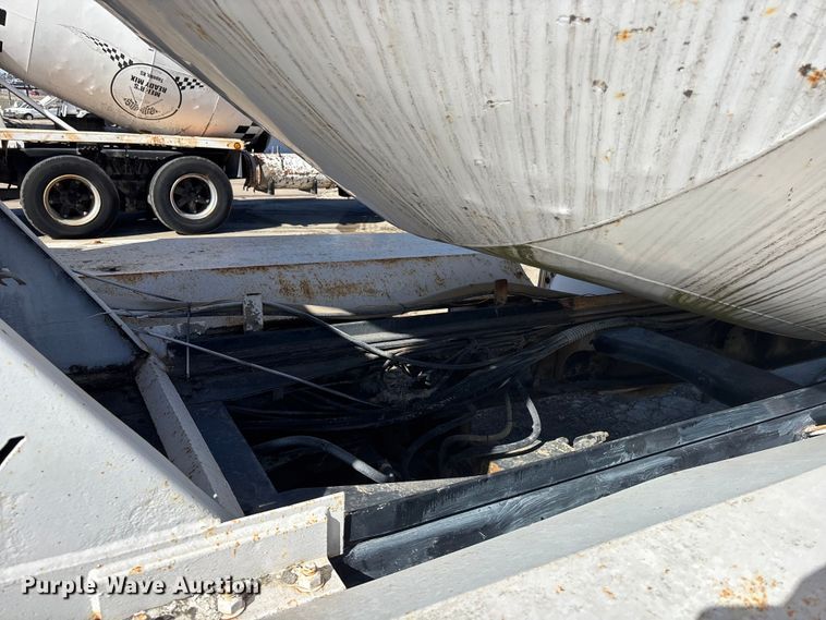 image for item FC1612 1995 Ford LT8000 ready mix truck