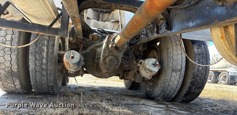 image for item FC1612 1995 Ford LT8000 ready mix truck