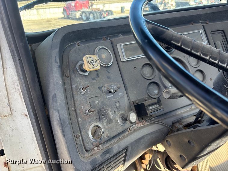 image for item FC1612 1995 Ford LT8000 ready mix truck