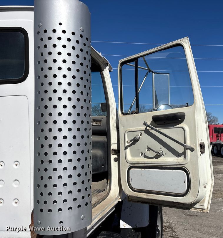 image for item FC1612 1995 Ford LT8000 ready mix truck