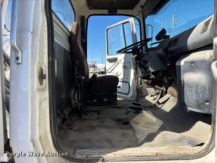 image for item FC1612 1995 Ford LT8000 ready mix truck