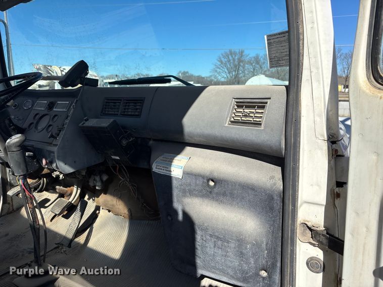 image for item FC1612 1995 Ford LT8000 ready mix truck