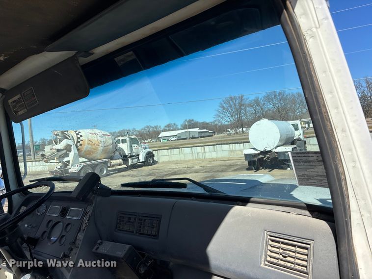 image for item FC1612 1995 Ford LT8000 ready mix truck