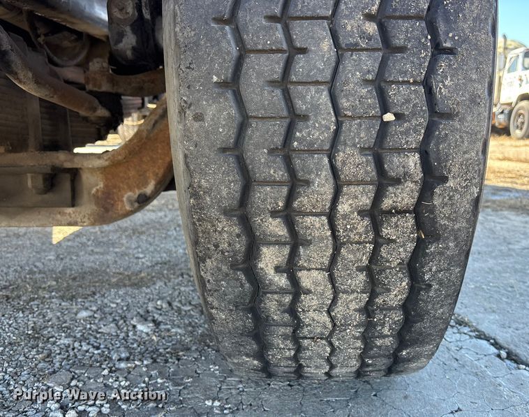 image for item FC1612 1995 Ford LT8000 ready mix truck