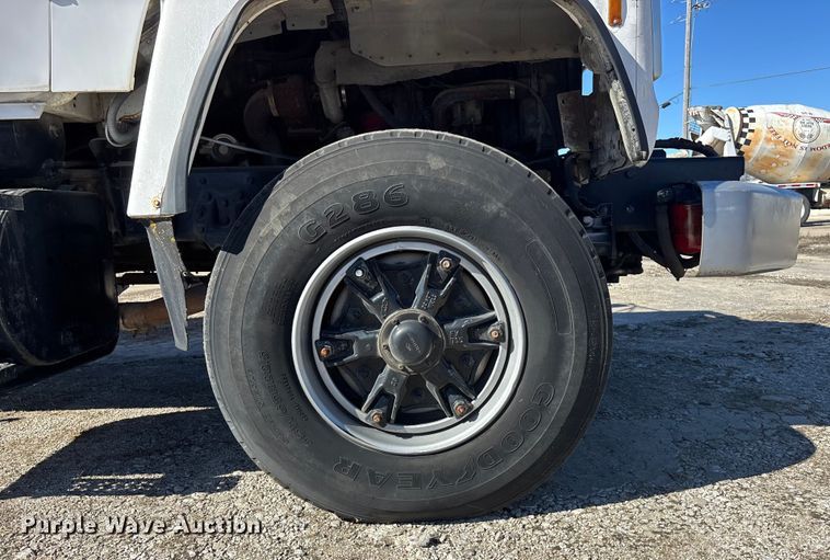image for item FC1612 1995 Ford LT8000 ready mix truck