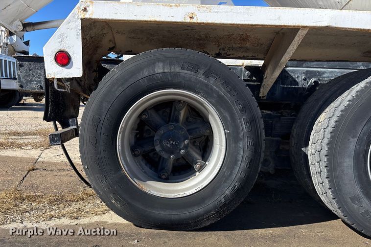 image for item FC1612 1995 Ford LT8000 ready mix truck