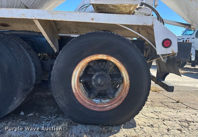 image for item FC1612 1995 Ford LT8000 ready mix truck