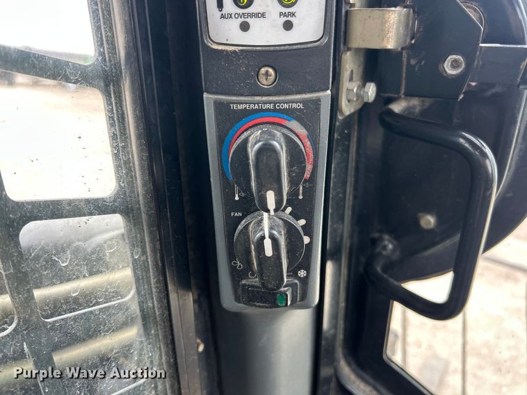 image for item FC5070 New Holland C190 skid steer loader