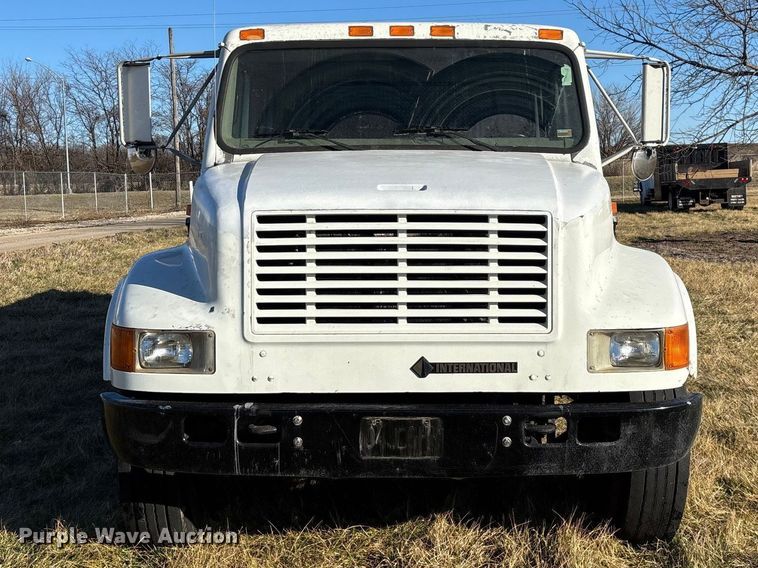 image for item FG0092 2001 International 4700 flatbed truck