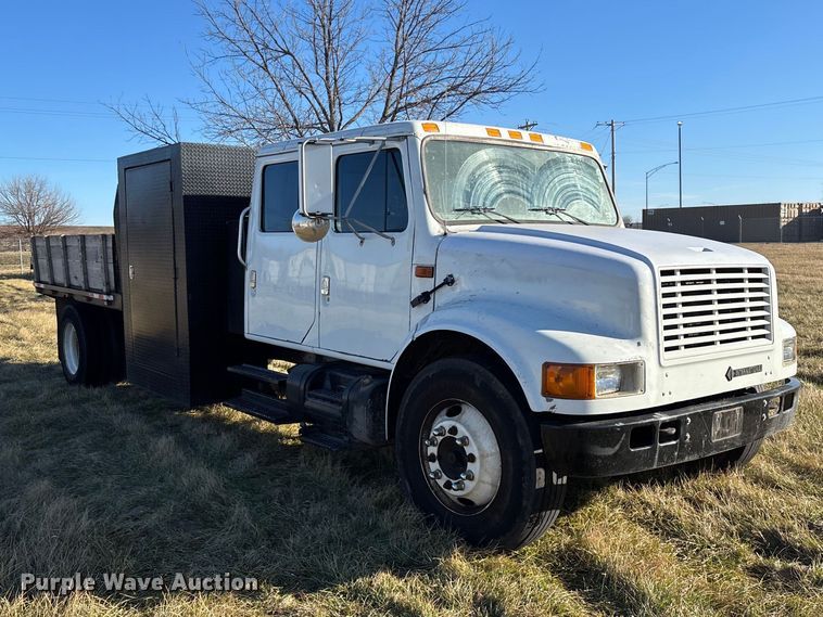 image for item FG0092 2001 International 4700 flatbed truck
