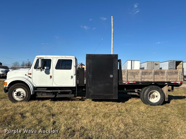 image for item FG0092 2001 International 4700 flatbed truck