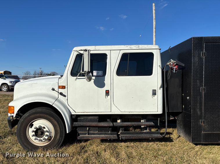 image for item FG0092 2001 International 4700 flatbed truck