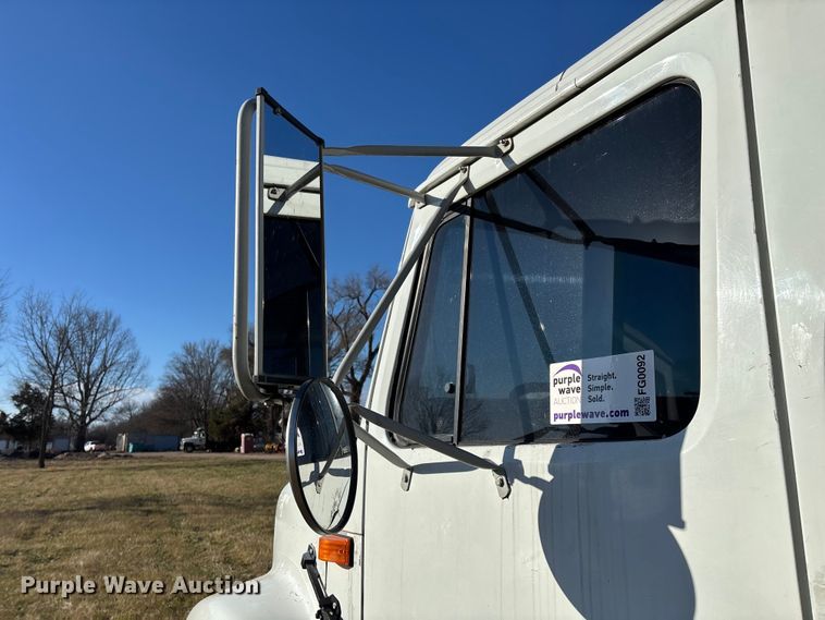 image for item FG0092 2001 International 4700 flatbed truck