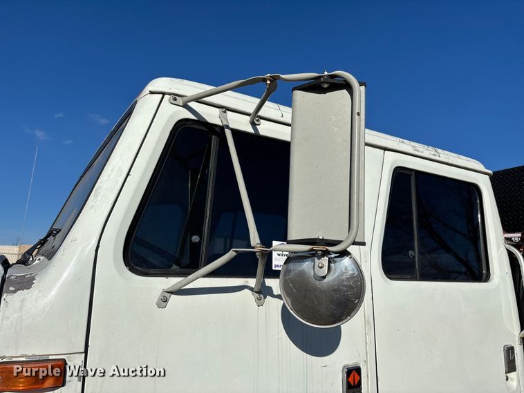 image for item FG0092 2001 International 4700 flatbed truck