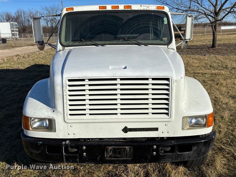 image for item FG0092 2001 International 4700 flatbed truck