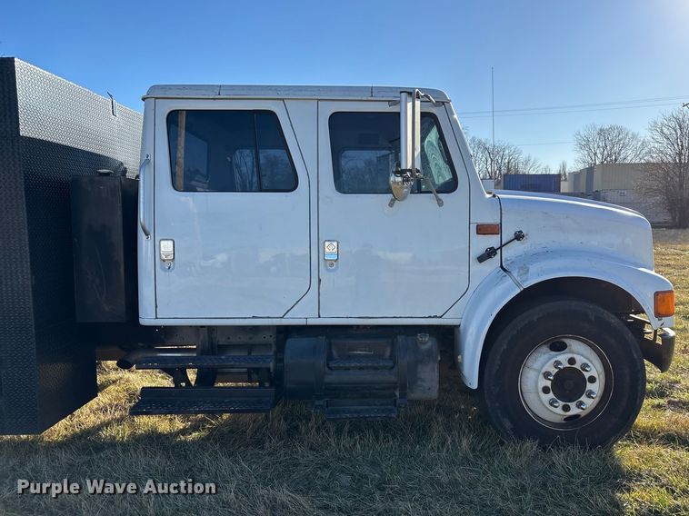 image for item FG0092 2001 International 4700 flatbed truck