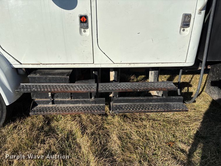 image for item FG0092 2001 International 4700 flatbed truck