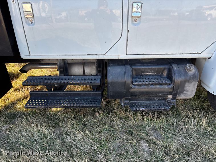 image for item FG0092 2001 International 4700 flatbed truck