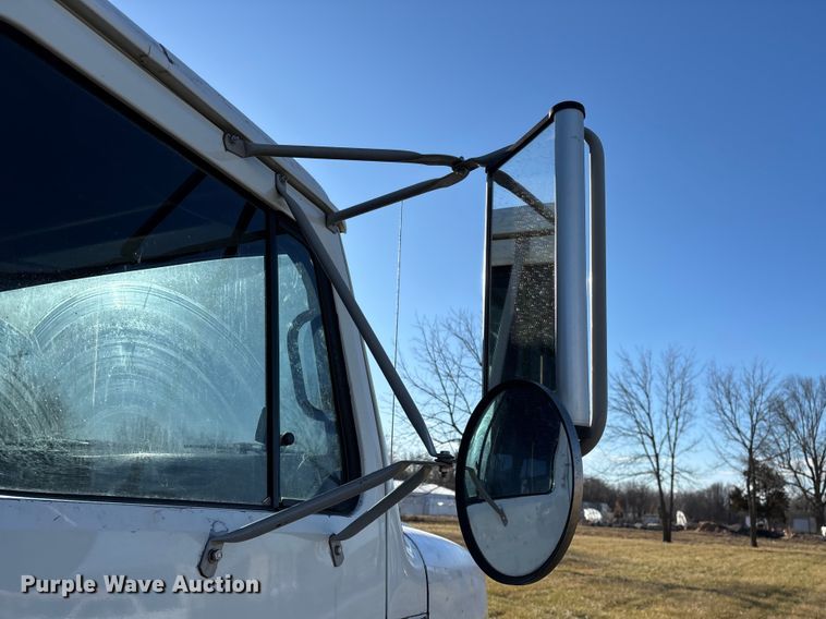 image for item FG0092 2001 International 4700 flatbed truck