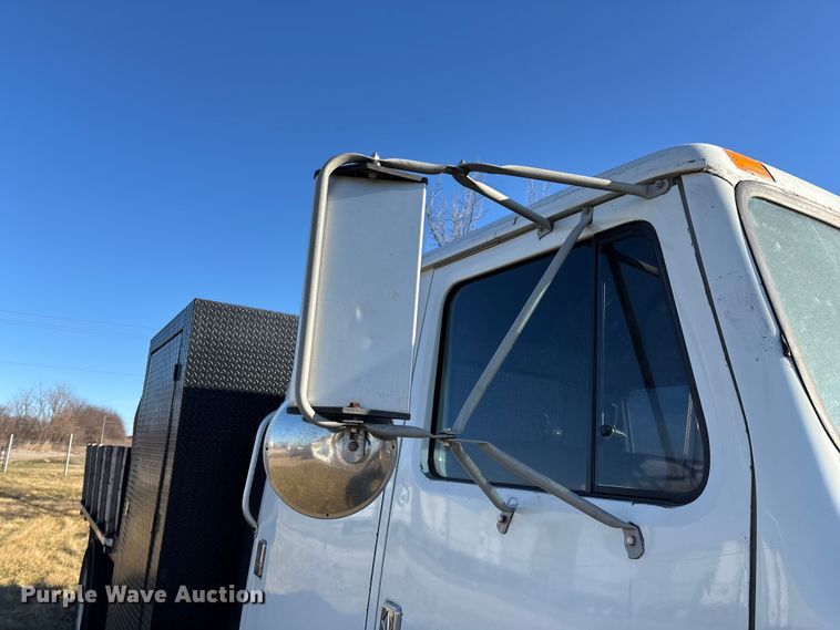 image for item FG0092 2001 International 4700 flatbed truck