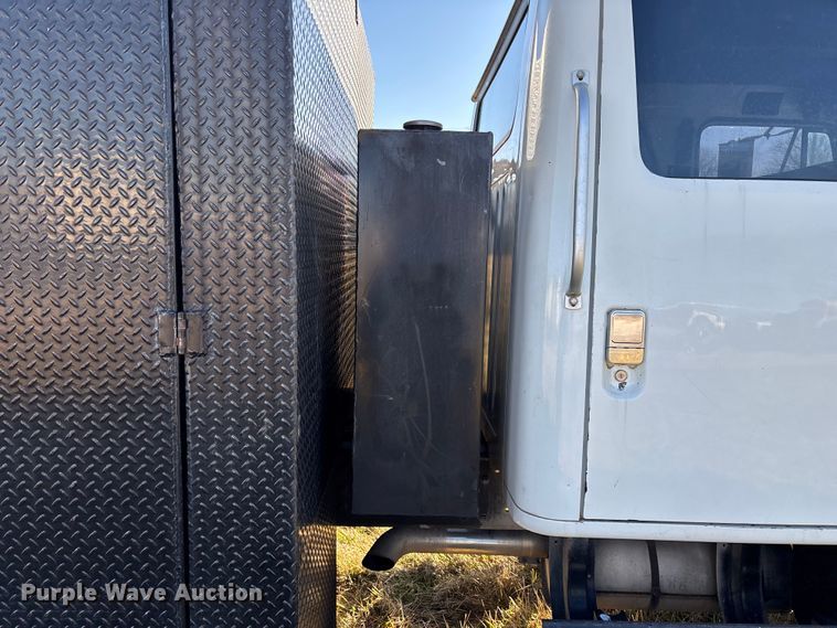 image for item FG0092 2001 International 4700 flatbed truck