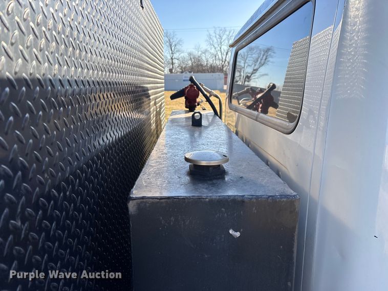 image for item FG0092 2001 International 4700 flatbed truck