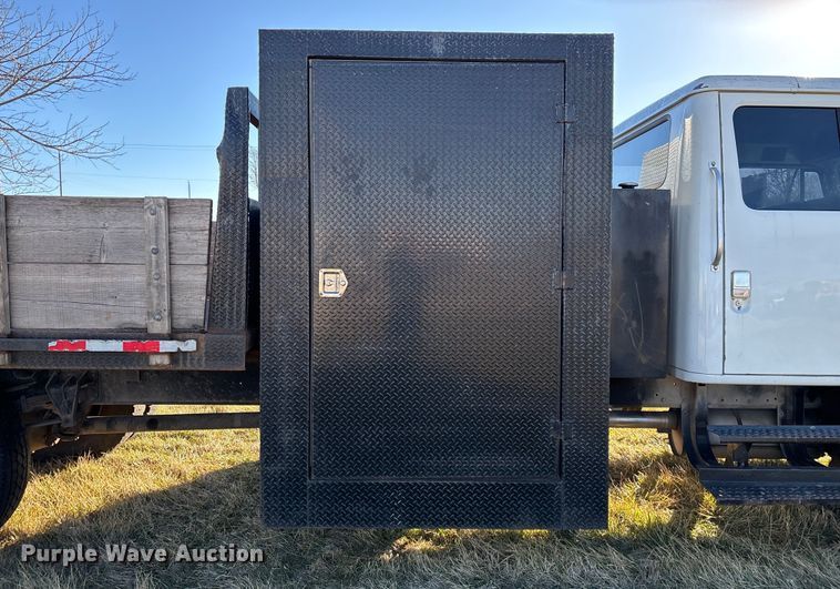 image for item FG0092 2001 International 4700 flatbed truck