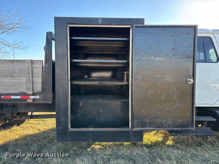 image for item FG0092 2001 International 4700 flatbed truck