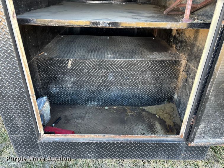 image for item FG0092 2001 International 4700 flatbed truck