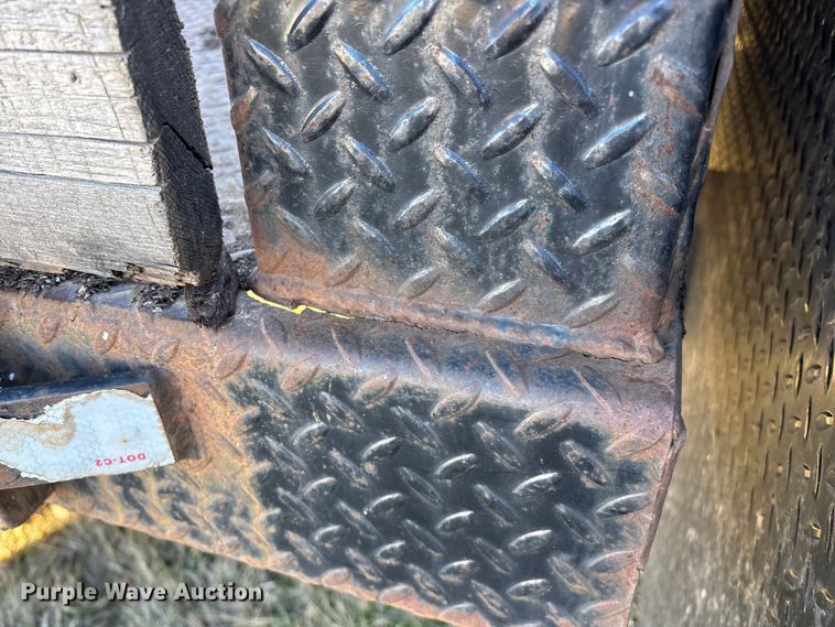 image for item FG0092 2001 International 4700 flatbed truck