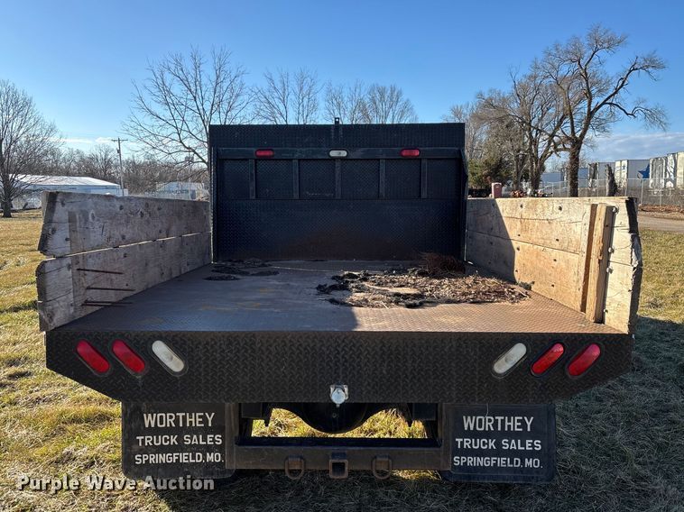 image for item FG0092 2001 International 4700 flatbed truck