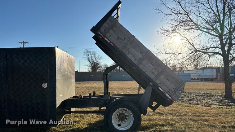 image for item FG0092 2001 International 4700 flatbed truck