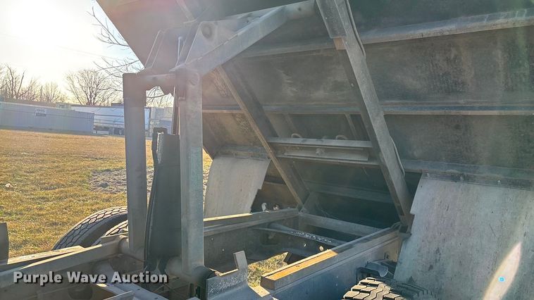 image for item FG0092 2001 International 4700 flatbed truck