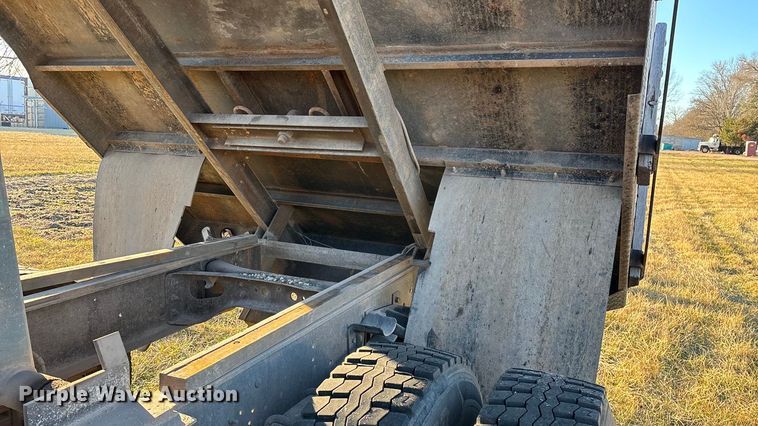 image for item FG0092 2001 International 4700 flatbed truck