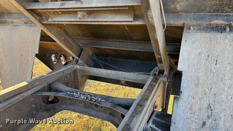 image for item FG0092 2001 International 4700 flatbed truck