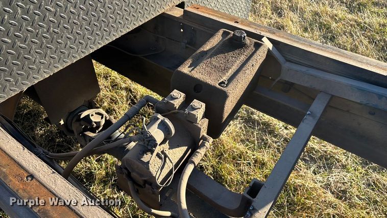 image for item FG0092 2001 International 4700 flatbed truck