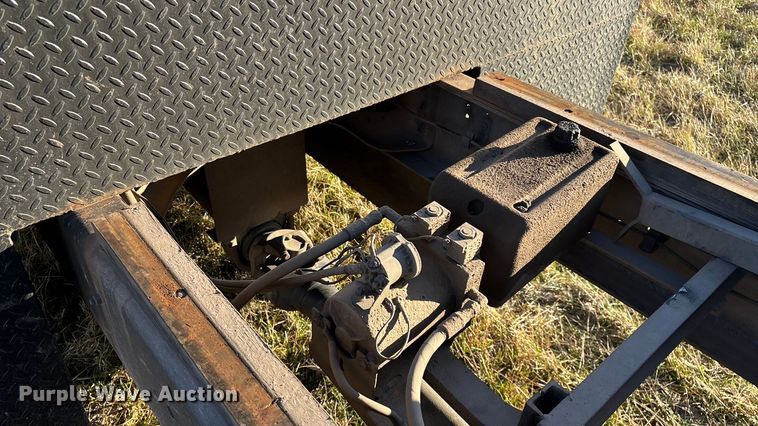 image for item FG0092 2001 International 4700 flatbed truck